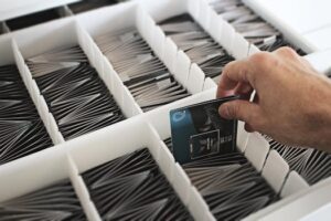 Reverse Sort (Z-A): Urutkan Daftar dari Belakang ke Depan.